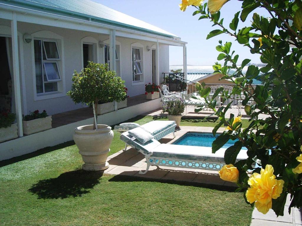Gordon'S Beach Lodge Gordons Bay Exterior photo