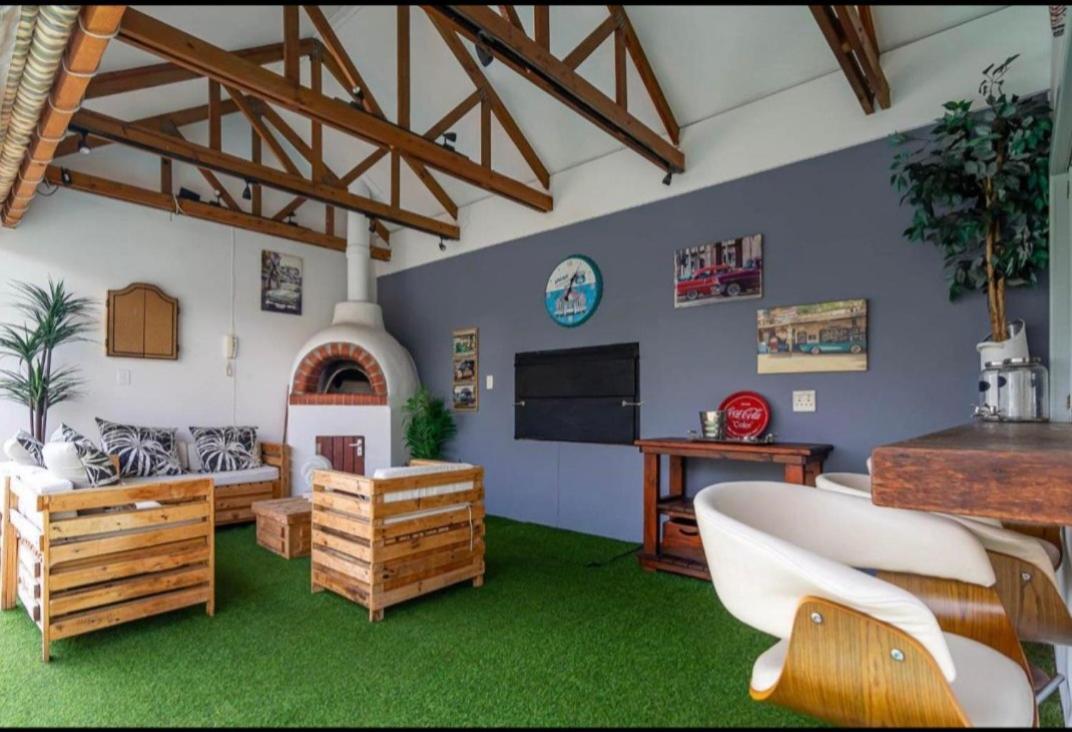 Gordon'S Beach Lodge Gordons Bay Exterior photo