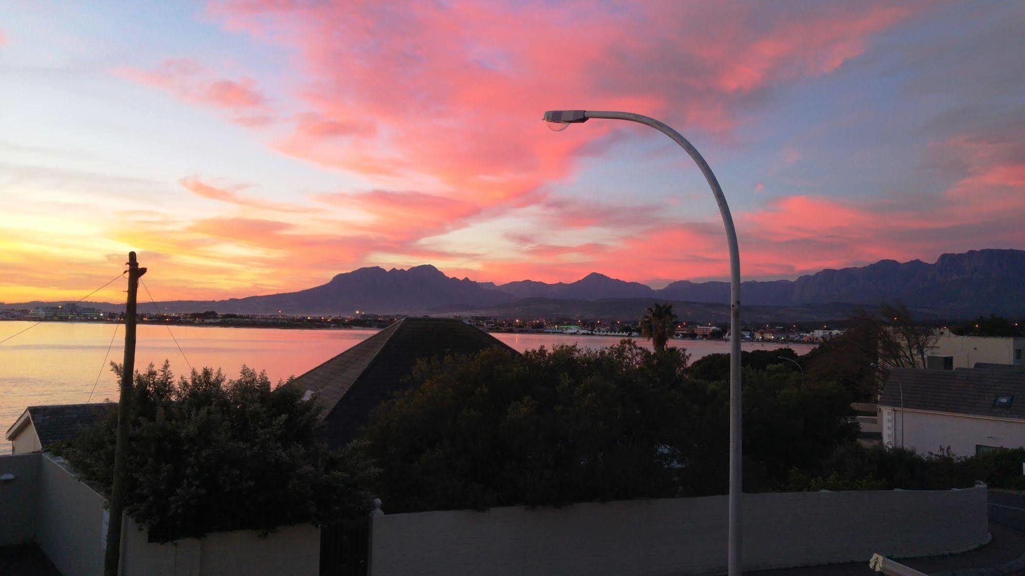 Gordon'S Beach Lodge Gordons Bay Exterior photo